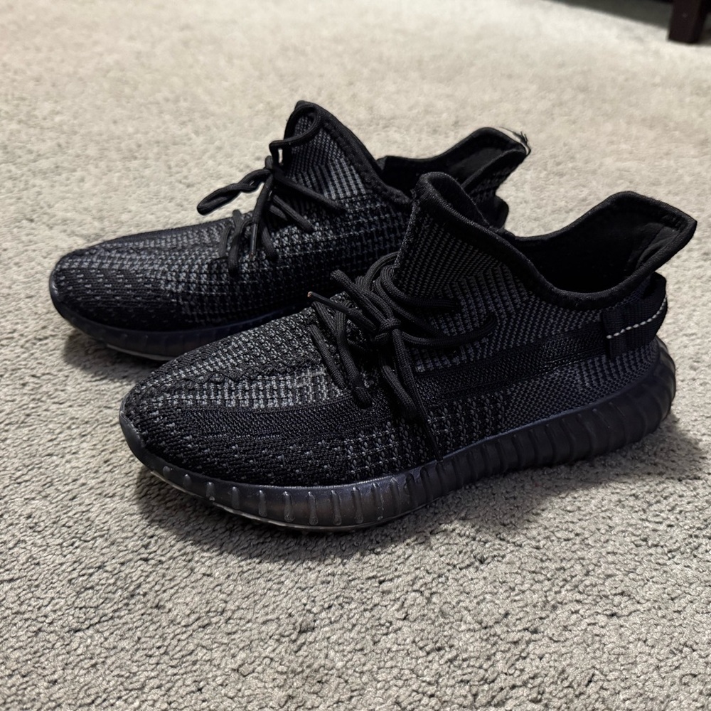 Stylish sneakers - Picture 2 of 6
